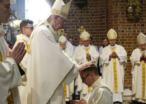 Homilia: Abyśmy głosili Ewangelię. Święcenia prezbiteratu (Katedra Poznańska – 21.05.2022) 