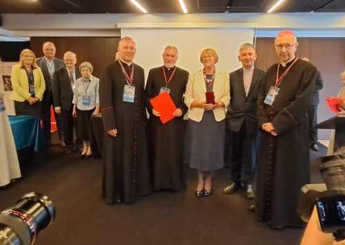 Przewodniczący Episkopatu wręczył medale „Pro Polonia et Ecclesia” zasłużonym na rzecz rodzin żyjących na emigracji